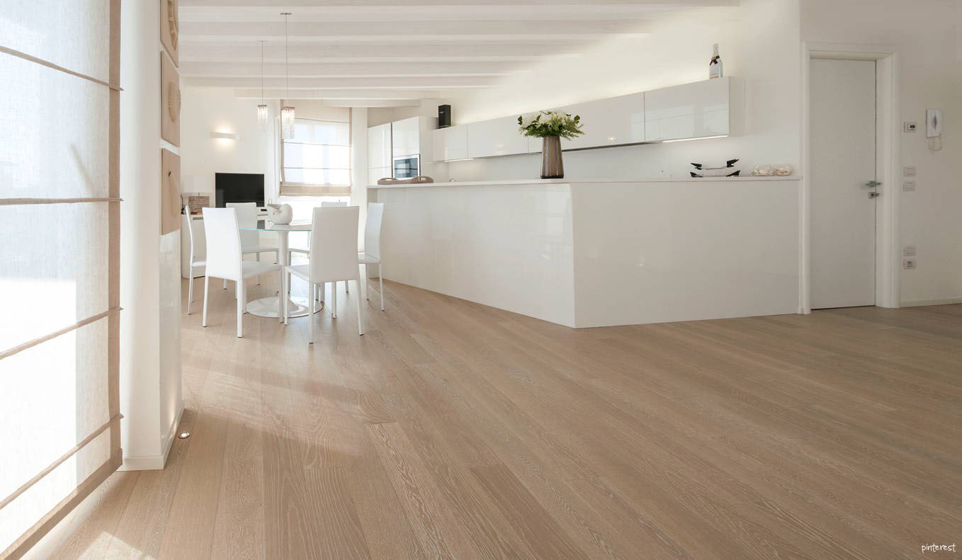Soggiorno con parquet rovere: doghe legno pavimento. pavimenti in ...