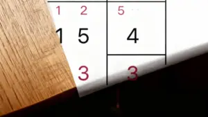 Parte di un foglio con numeri stampati su un tavolo in legno