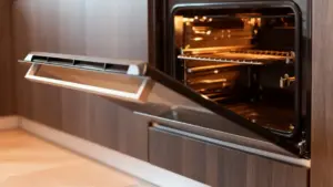 Forno da cucina con sportello aperto, incassato in un mobile moderno