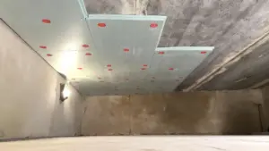 Pannelli isolanti applicati al soffitto di una stanza per migliorare l'efficienza termica