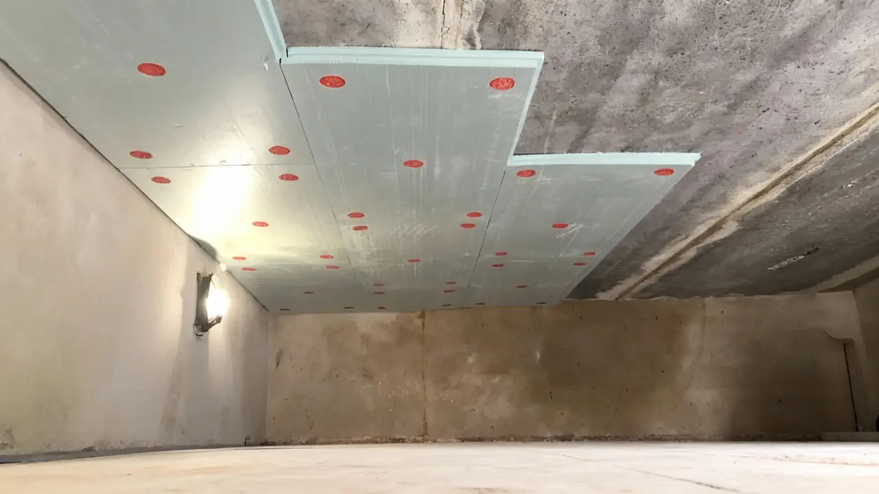 Pannelli isolanti applicati al soffitto di una stanza per migliorare l'efficienza termica