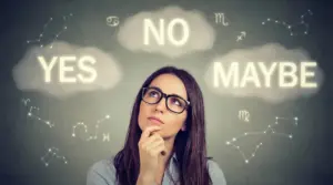 Donna pensierosa con simboli zodiacali e scelte sovrapposte sullo sfondo