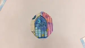 Dettaglio di una banconota da 20 euro con simboli e colori di sicurezza visibili