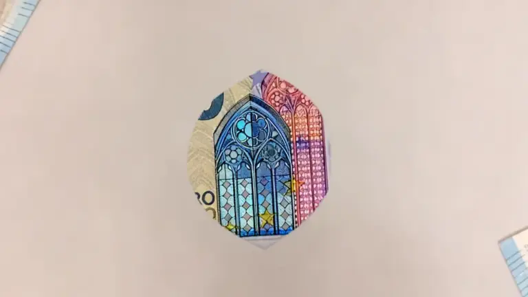 Dettaglio di una banconota da 20 euro con simboli e colori di sicurezza visibili