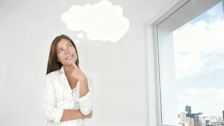 Persona pensierosa vicino a una finestra, immersa nella luce naturale